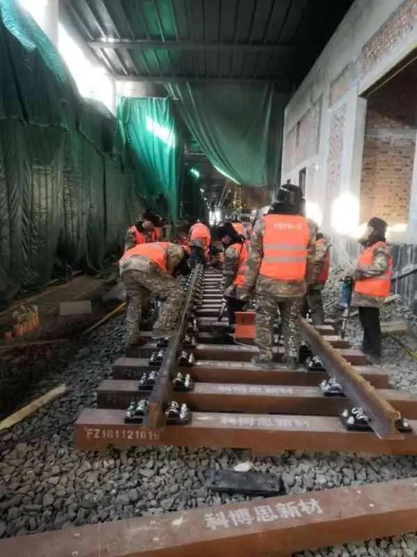 今日頭條、北京日?qǐng)?bào)：13號(hào)線清河站撥線工程倒計(jì)時(shí)，京城地鐵首  次鋪上樹(shù)脂軌枕
